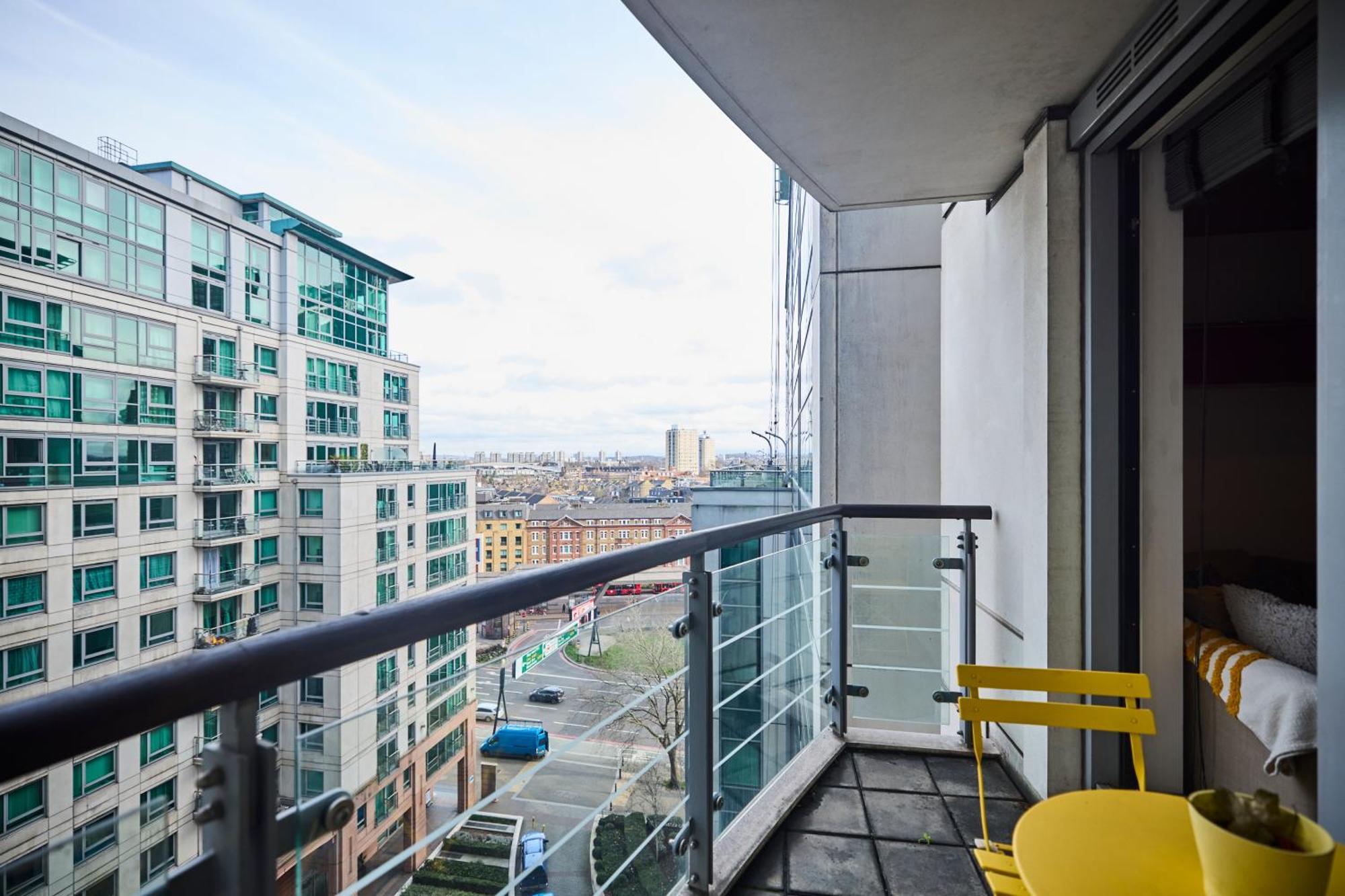 The Vauxhall Hideout - Comfy 2Bdr Flat With Balcony Лондон Екстериор снимка